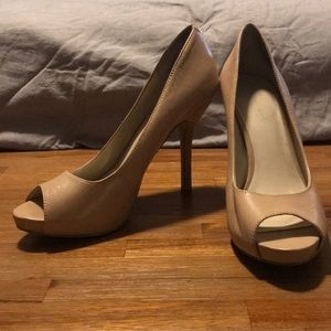 Peep toe pumps